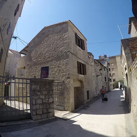 In Center Of Σπλιτ